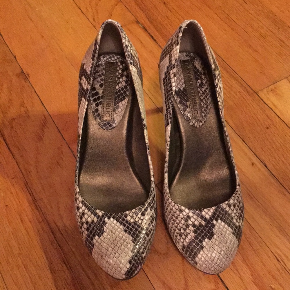 Snake print pump